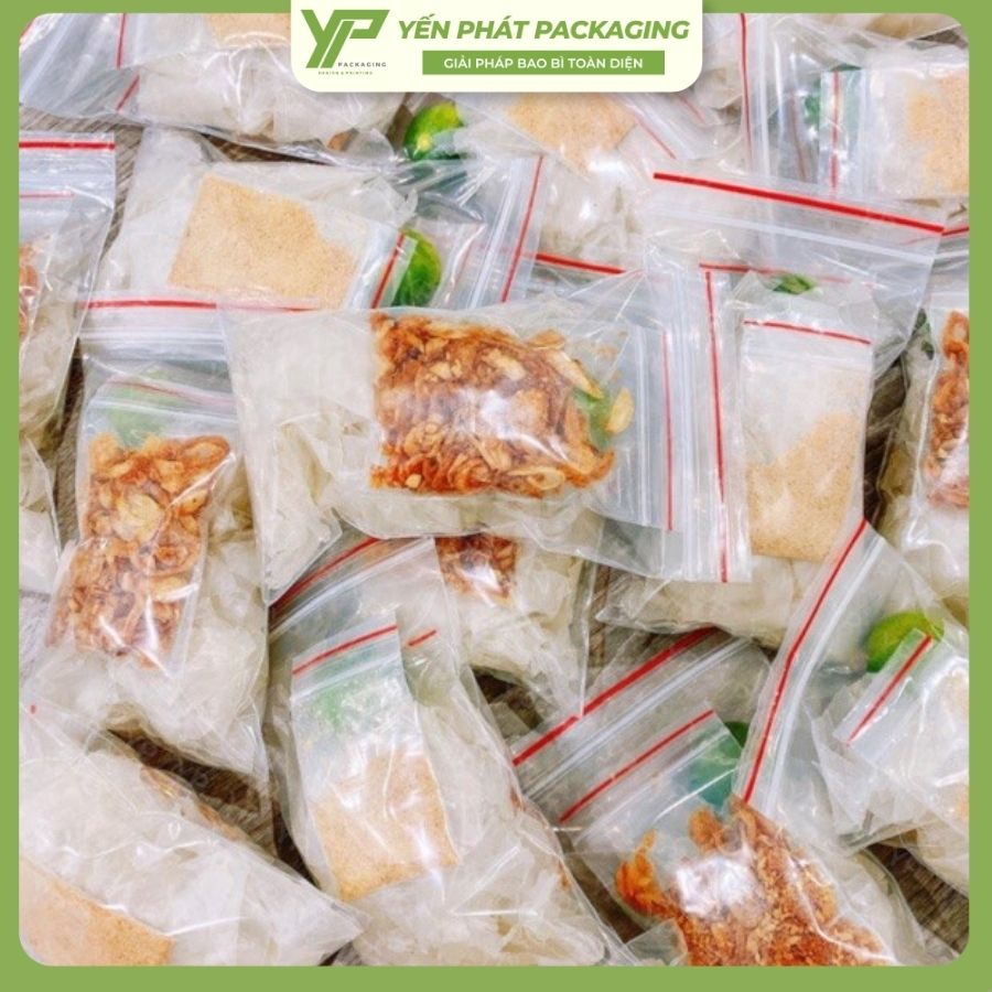 Người bán bánh tráng thường sử dụng túi zip chỉ đỏ để bảo quản bánh tốt hơn