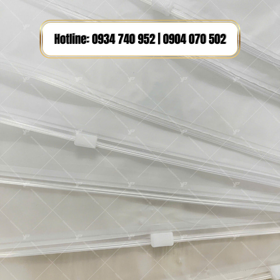 Cận cảnh khóa kéo của túi zip lụa mờ