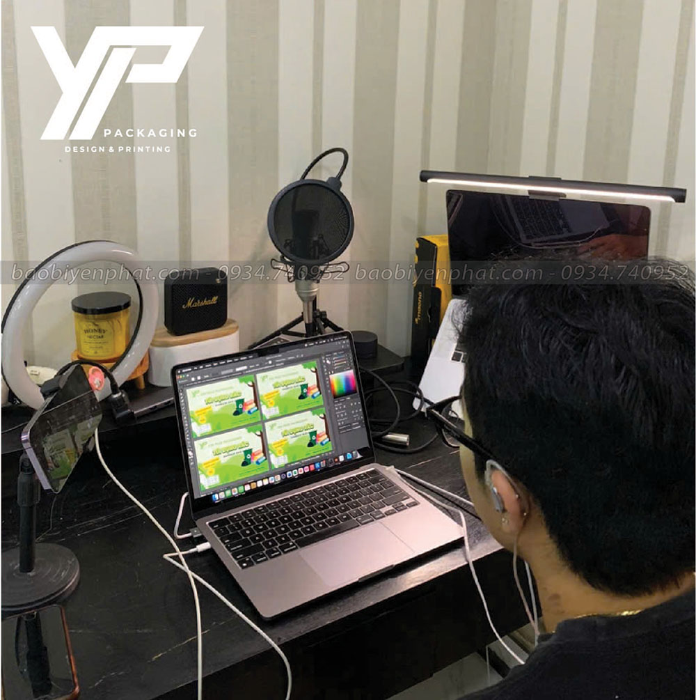 Đội ngũ nhân viên đang lên thiết kế cho bao bì mới